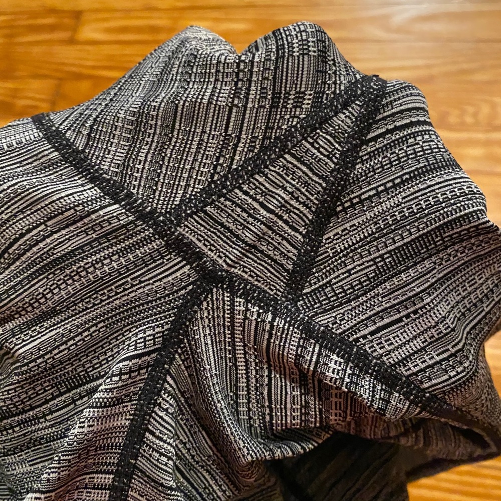NEW Athleta jacquard mesh chaturanga capri - Picture 10 of 11
